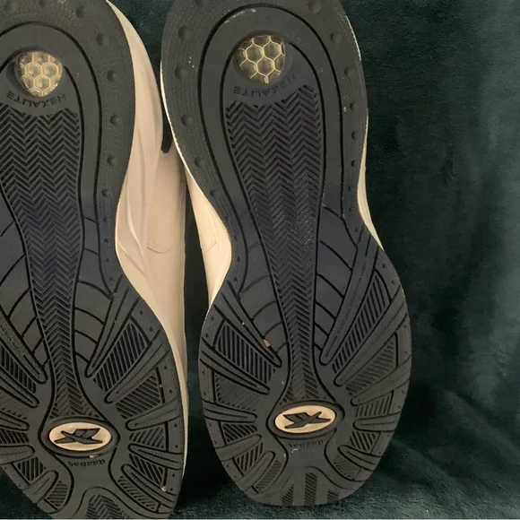 REEBOK HEXALITE VINTAGE 2000 Size 9 1/2 white with navy blue accents. Worn twice - Picture 2 of 8